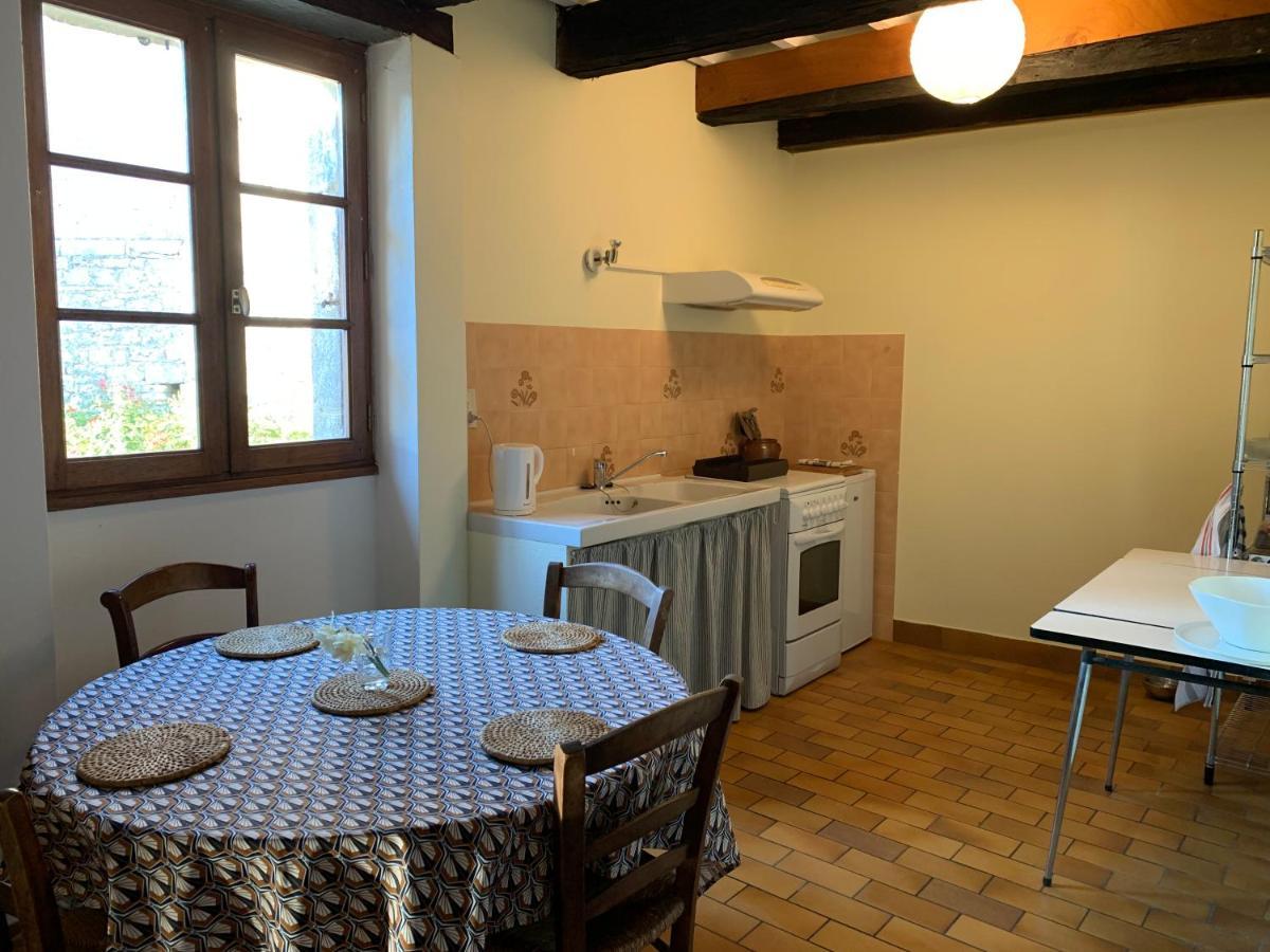 Spacious Apartment In A Charming, Tranquil Village Saint-Vincent-Rive-d'Olt Екстер'єр фото